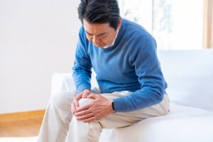 膝が痛く悩む男性