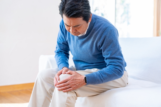膝が痛く悩む男性