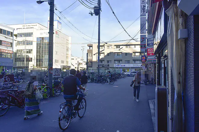 淡路駅駅からのアクセス①
東出口を出て直進し、突き当りを左折してください。